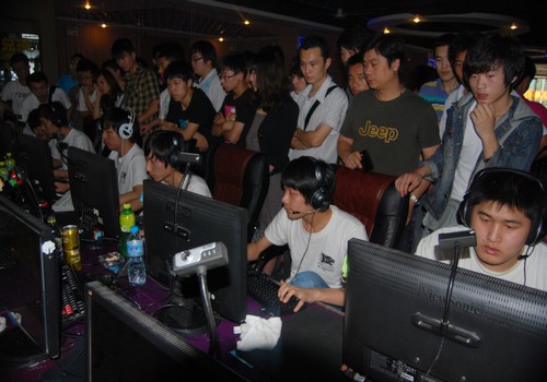 Yxl 的飞机在团战中失控， Shaoye 的大嘴没有输出空间， Bilibili Gaming 领先