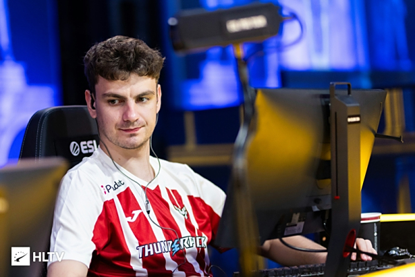 Royal Never Give Up 发布 2025 赛季阵容：增加了一名新的辅助选手 Niket